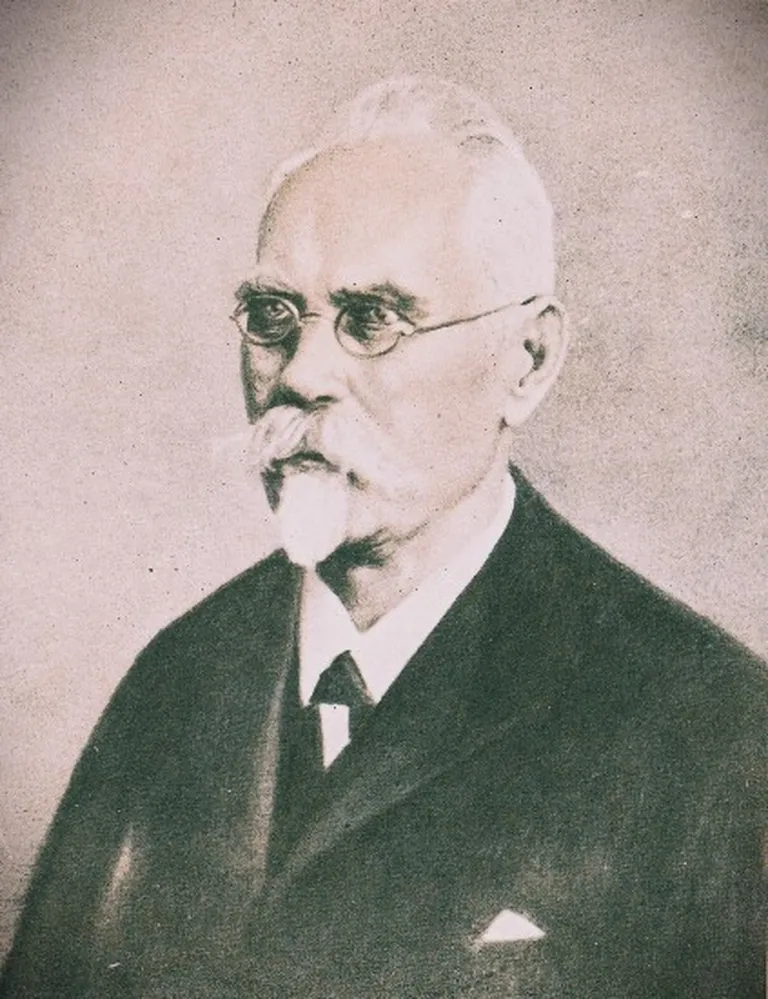 Jēkabs Lautenbahs (arī Lautenbachs; Lautenbahs-Jūsmiņš, 1847-1928). Tērbatas Universitātes Vēstures un filozofijas fakultātes mācībspēks, pēc tam – Latvijas Universitātes profesors. Pirmā latviešu literārā žurnāla "Pagalms" redaktors un tā turpinājuma – žurnāla "Rota" līdzredaktors.