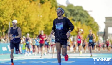Meiteņu mīlulis Harijs Stailzs noskrējis Berlīnes maratonu