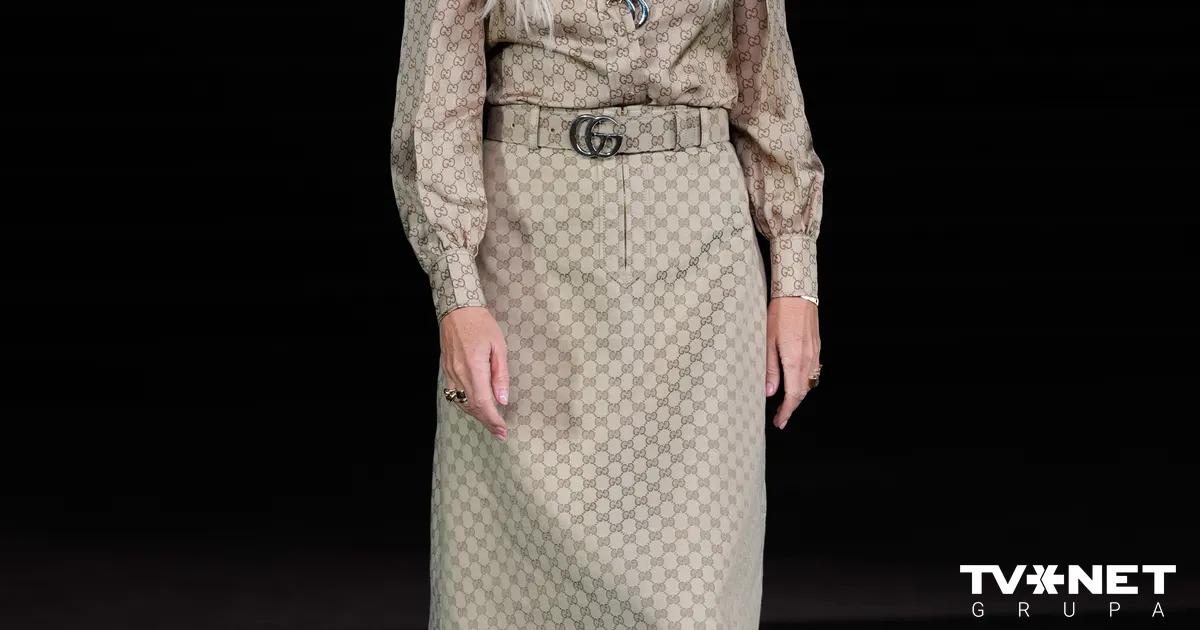 Gvineta Paltrova zelta "Gucci" kleitā