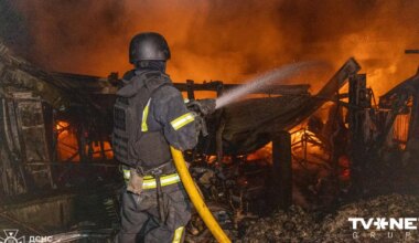 Pēc ukraiņu dronu uzbrukuma izcēlies ugunsgrēks Belorečenskas rūpnīcā