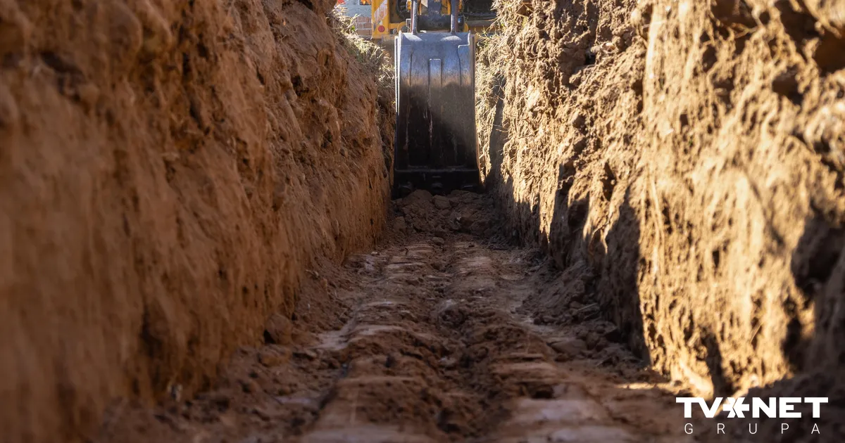 VIDEO ⟩ Vīrietis mirst tranšejas nogruvumā pats savā īpašumā