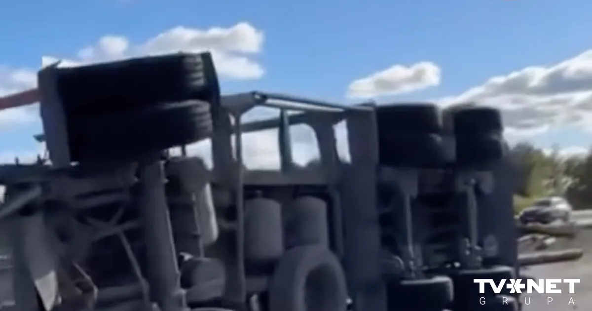 Uz Jelgavas šosejas notikusi baļķvedēja un vieglā spēkrata sadursme