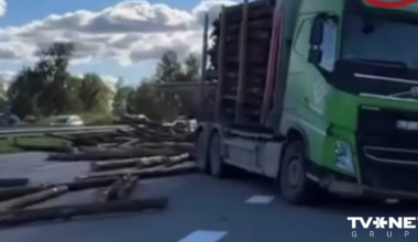 VIDEO ⟩ Uz Jelgavas šosejas notikusi vieglā auto un baļķvedēja sadursme