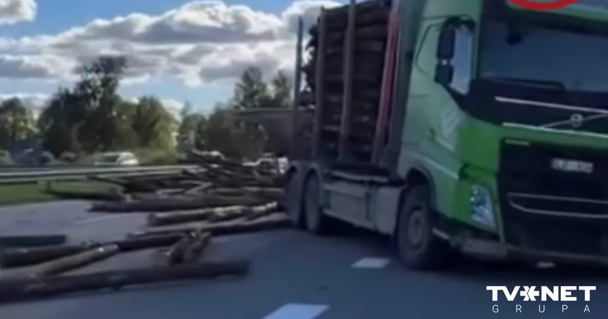 VIDEO ⟩ Uz Jelgavas šosejas notikusi vieglā auto un baļķvedēja sadursme