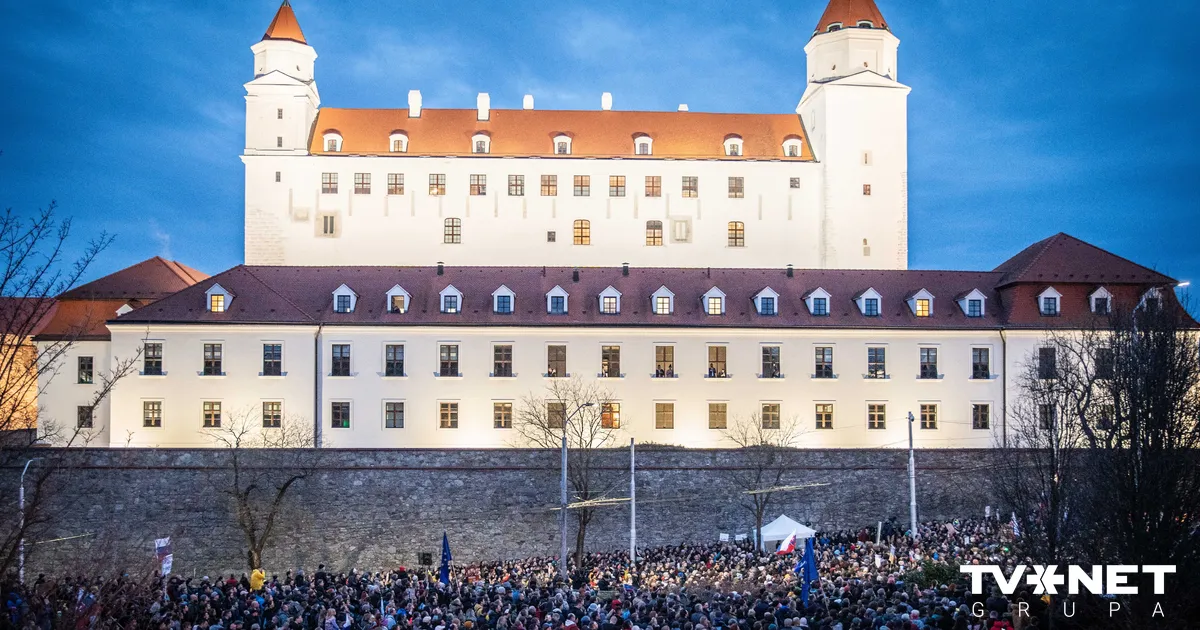 Slovākijas parlaments groza konstitūciju, ierobežojot LGBT kopienas tiesības