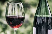 76% iedzīvotāju nav mainījuši alkoholisko dzērienu lietošanas paradumus