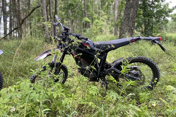 «Nomadic Homes» jaunums: «EKO Enduro» – videi draudzīgas elektrisko motociklu tūres