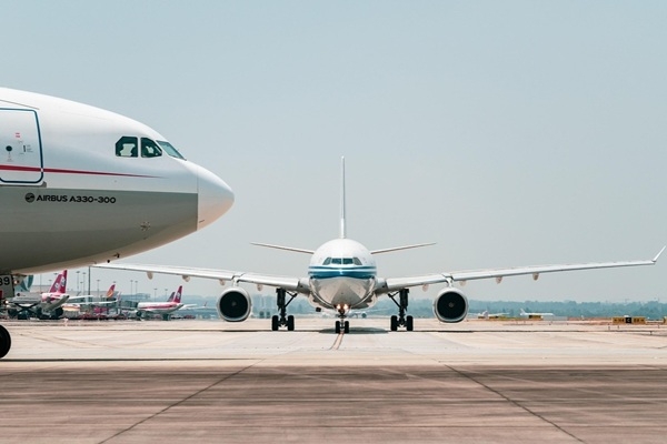 Aviācijas krīze: streiki un lidmašīnu trūkums padara ceļojumus dārgākus un sarežģītākus