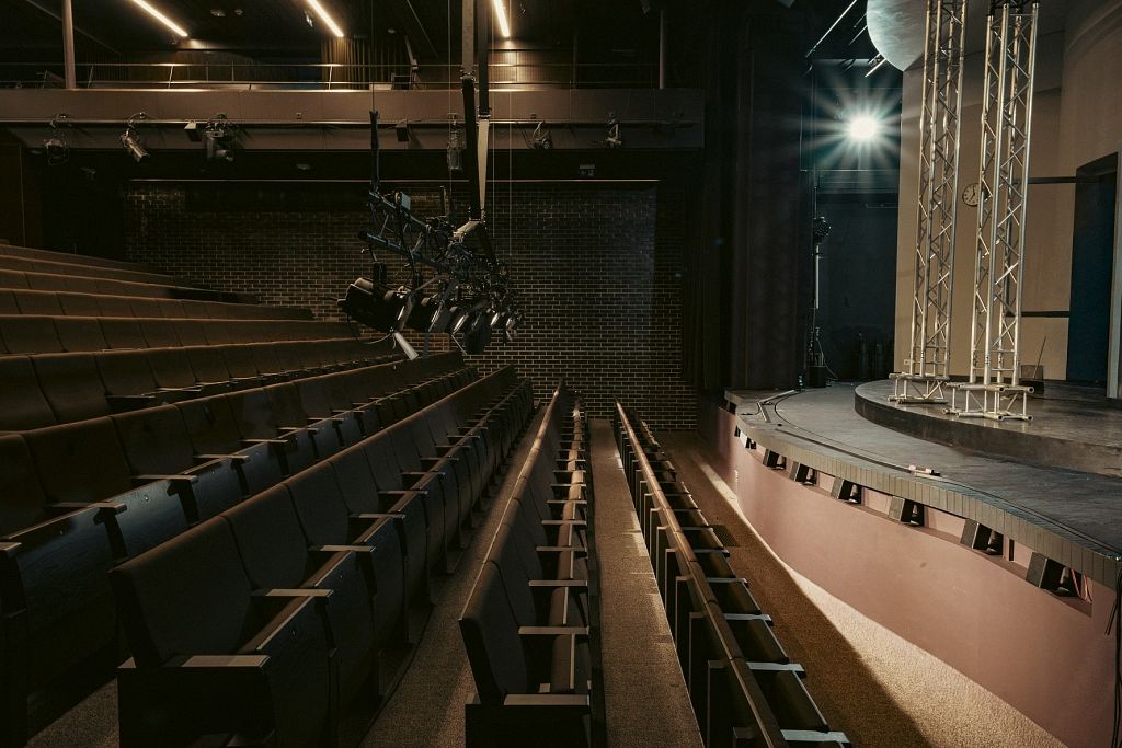 Par 5 miljoniem eiro pārbūvēta Dailes teātra Jaunā zāle :: Dienas Bizness