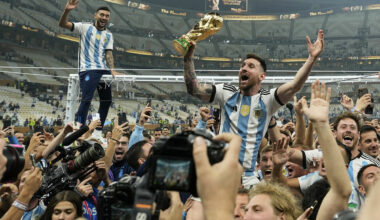 Lionels Mesi ar Pasaules kausa trofeju. Foto: AP Photo/Martin Meissner/Scanpix