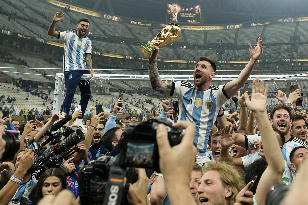 Lionels Mesi ar Pasaules kausa trofeju. Foto: AP Photo/Martin Meissner/Scanpix
