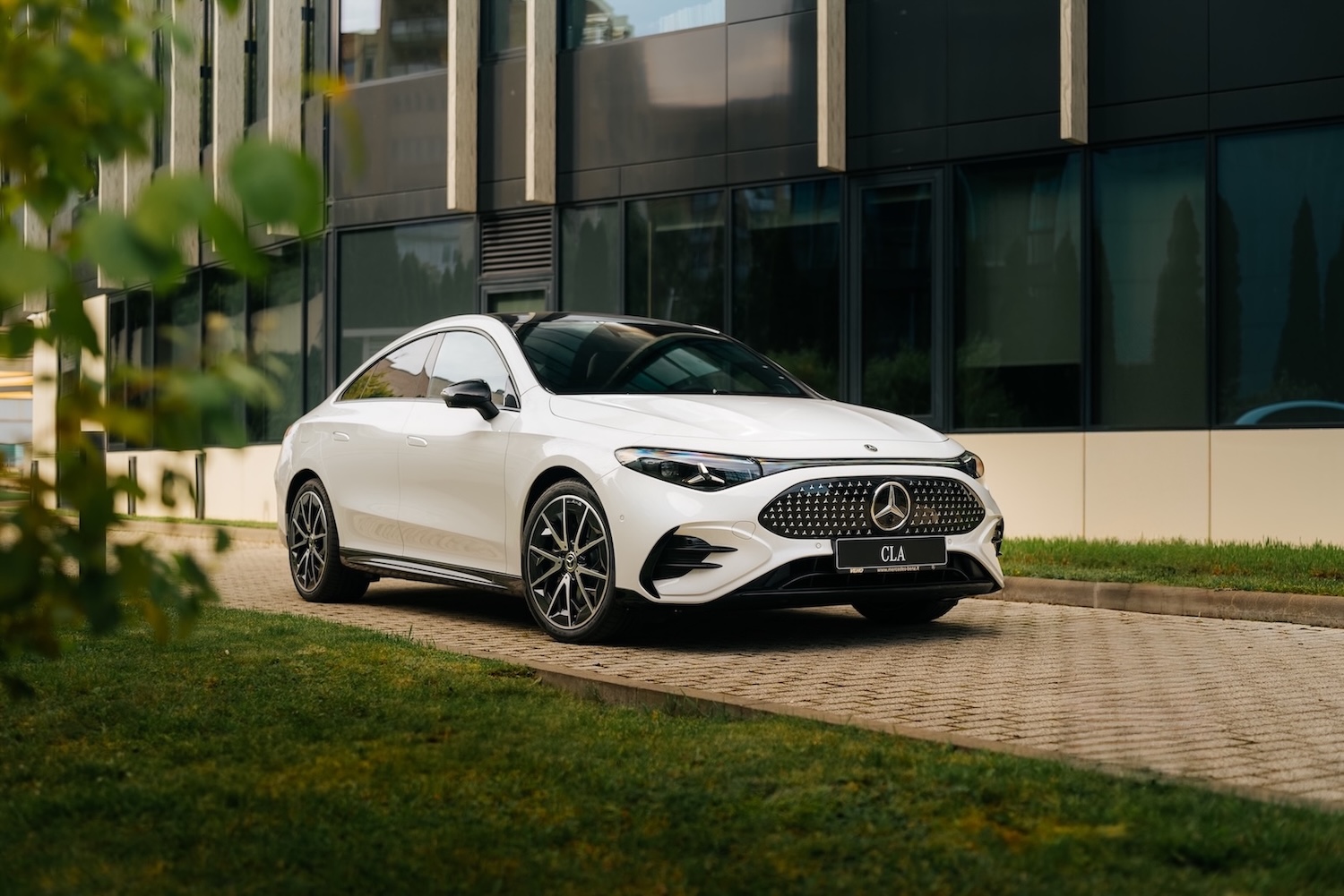 Latvijā ieradies jaunās paaudzes „Mercedes-Benz CLA“ elektromobilis