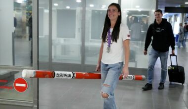 Rīgas lidostā sagaida sudraba medaļu izcīnījušo vieglatlēti Aneti Sietiņu