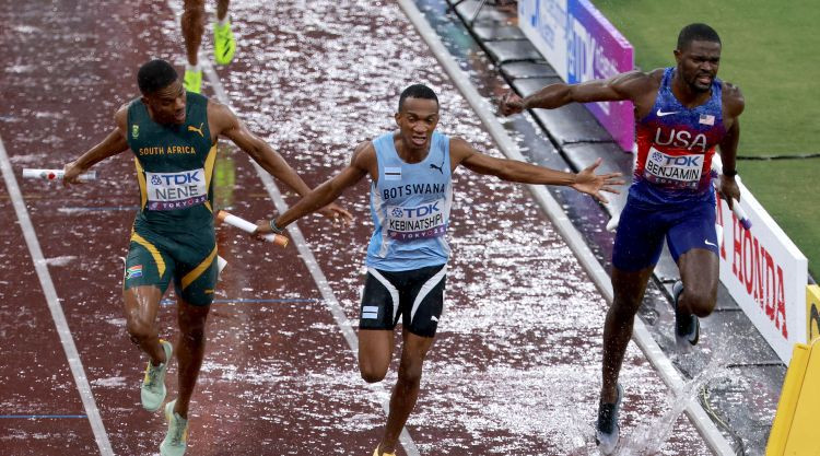 Botsvānā par godu vēsturiskajam stafetes triumfam izsludināta brīvdiena – Vieglatlētika – Sportacentrs.com