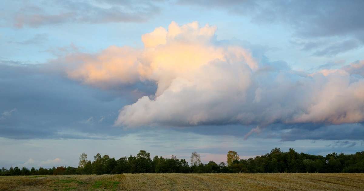 Piektdien mākoņi daļēji klās debesis