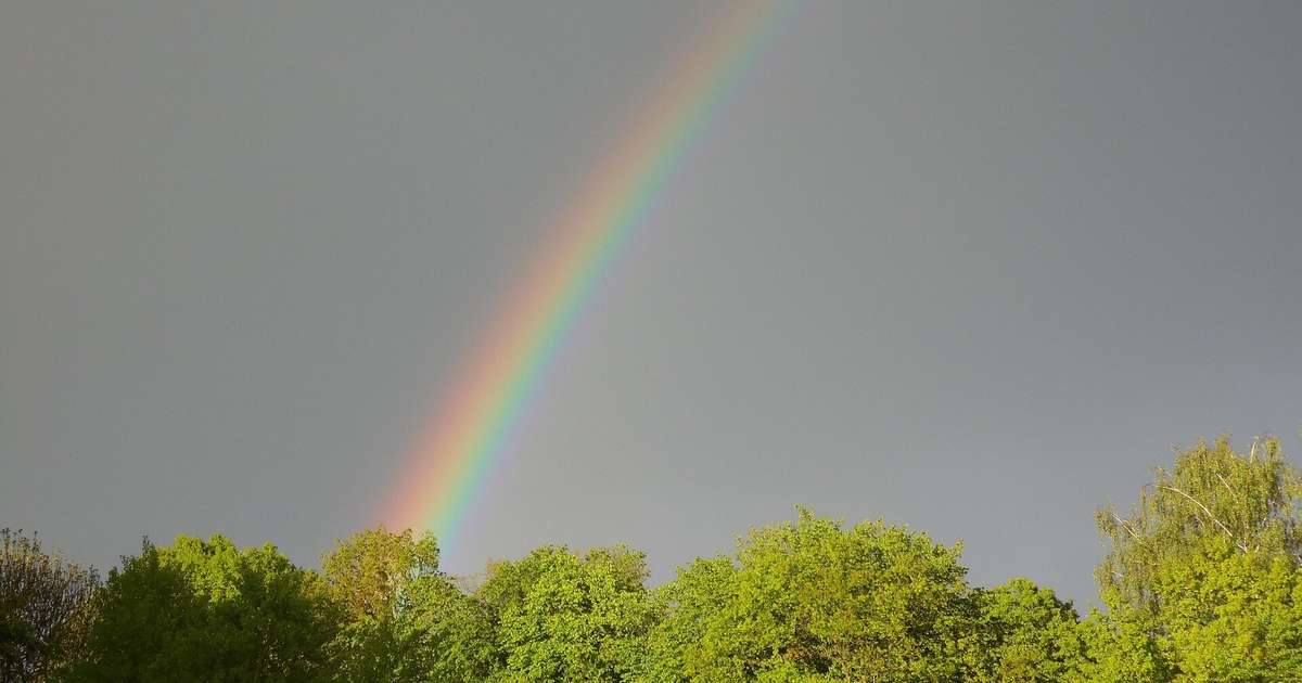 Dzestrs rīts, saules stari un lietus mākoņi – ar kādu laiku rēķināties otrdien?