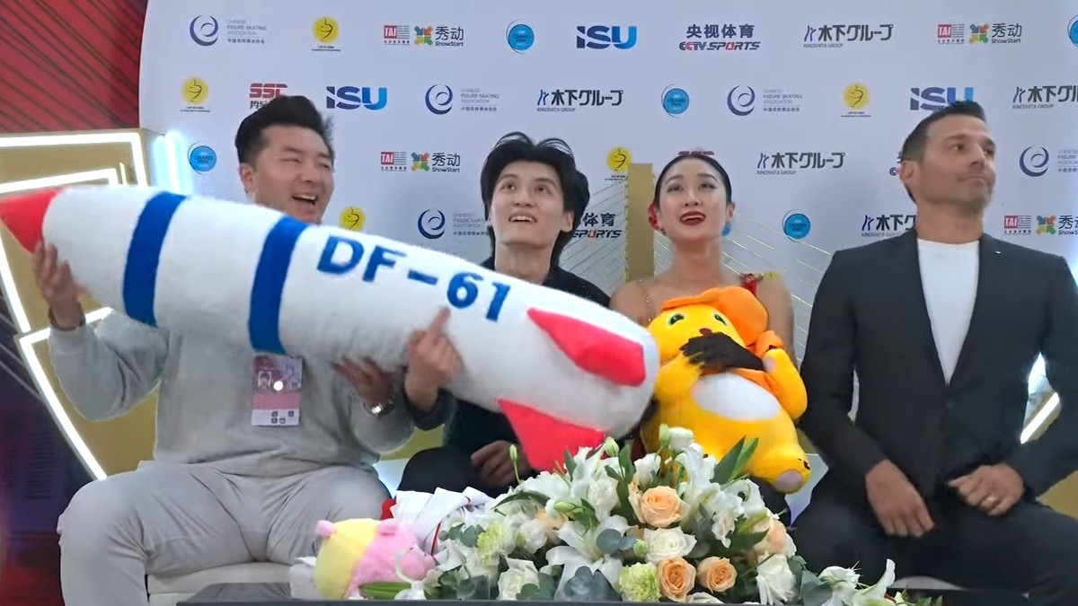 "Grand Prix" daiļslidotāji demonstrē Ķīnas militāro varenību – Ziemas sports – Sportacentrs.com