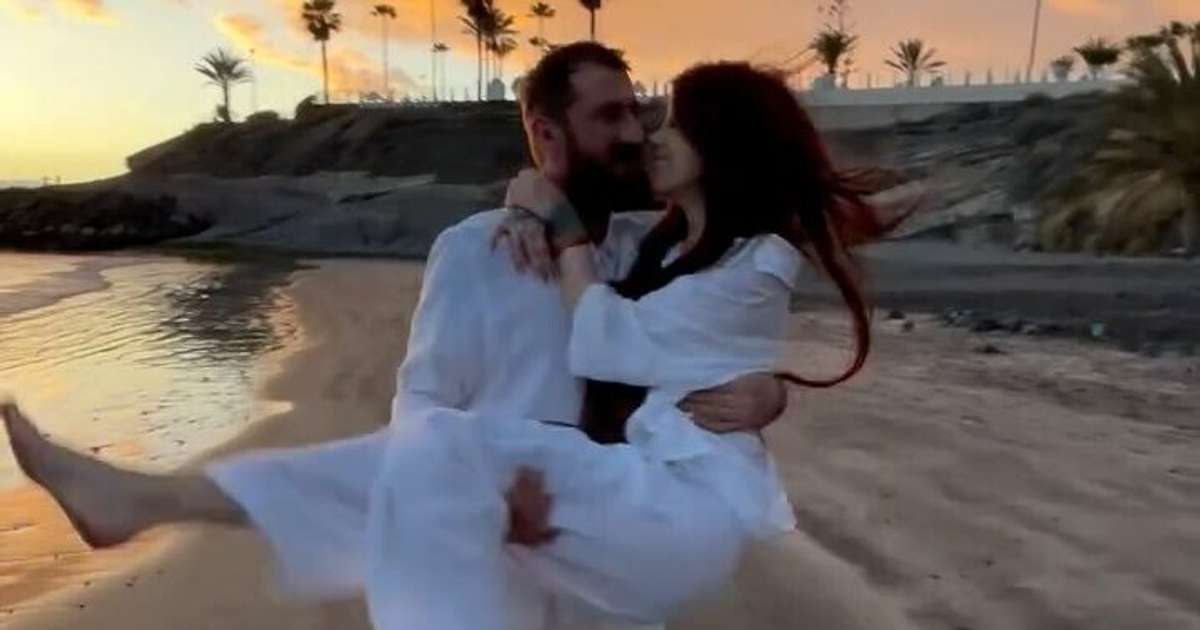 Slavenību frizieris Slakters ar gaidībās esošo draudzeni mirdz skaistā fotosesijā