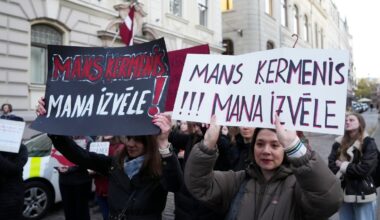 Pie Saeimas norisinās protests pret abortu aizliegumu