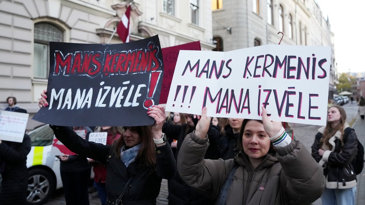 Pie Saeimas norisinās protests pret abortu aizliegumu