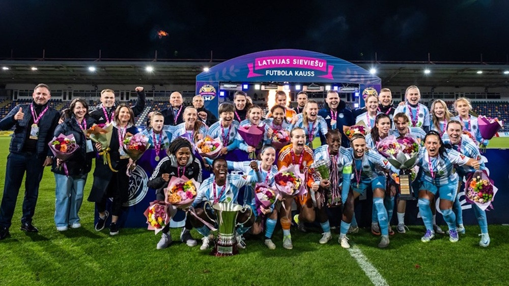 "Riga FC Women" ar pārliecinošu uzvaru čempionu titulam pievieno arī Latvijas kausu – Futbols – Sportacentrs.com