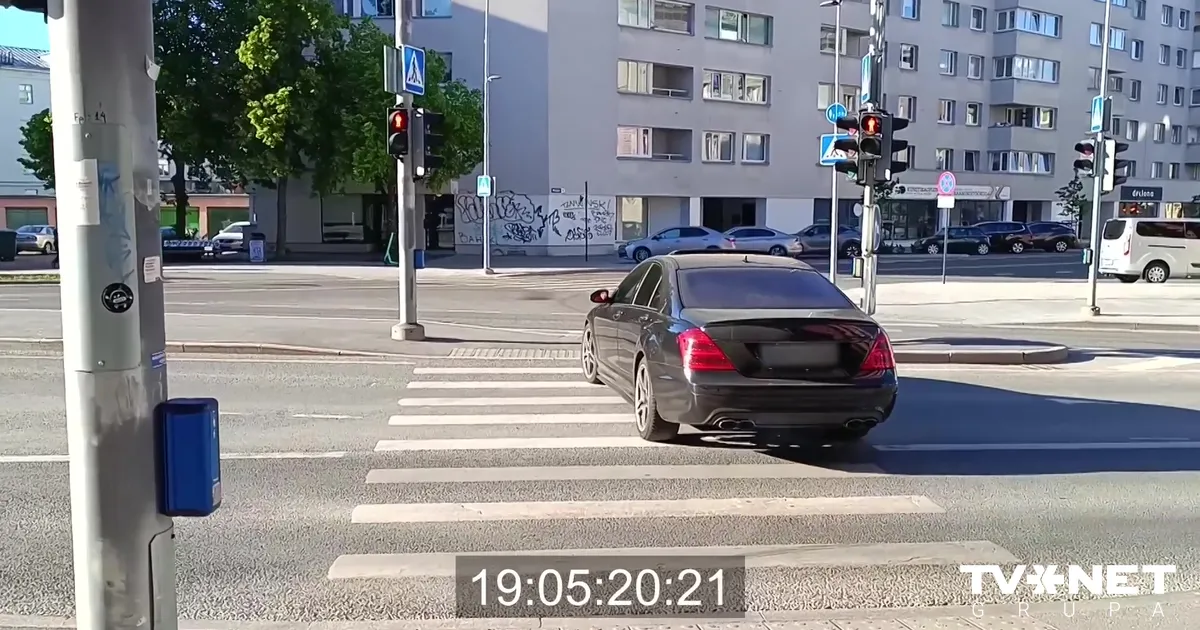 VIDEO ⟩ "Sen nav tāds idiots redzēts!" Tallinā "Mercedes" vadītājs bez emocijām rupji pārkāpj noteikumus