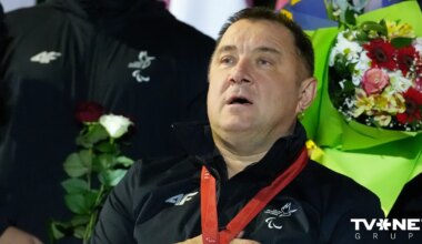gadu vēlāk vēl vairāk neskaidrību par Apiņa godalgu