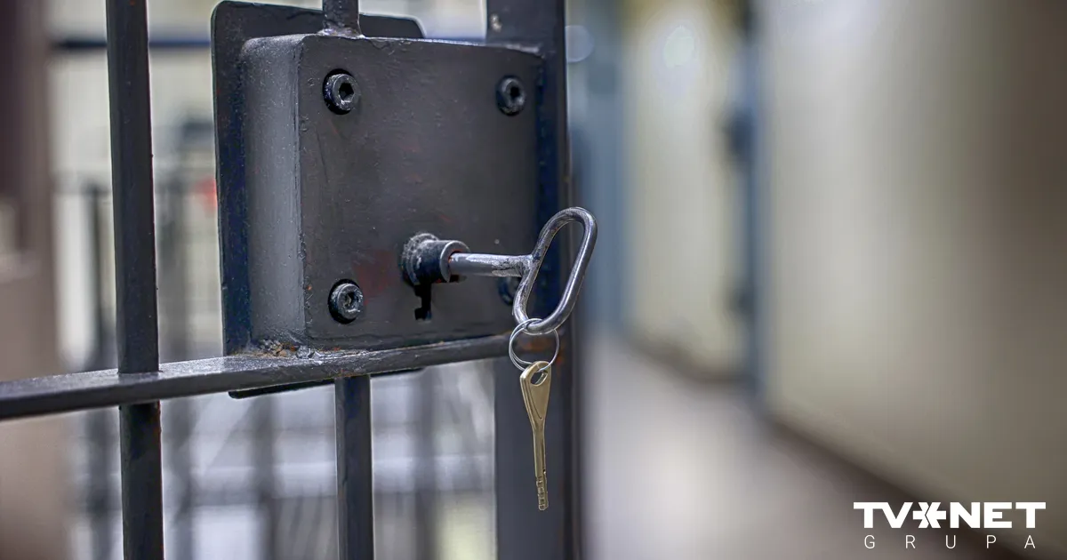 Aizspieda muti un iebāza roku zem apakšbiksēm. Vīrietim piespriež cietumsodu par seksuālu vardarbību pret deviņgadīgu meiteni