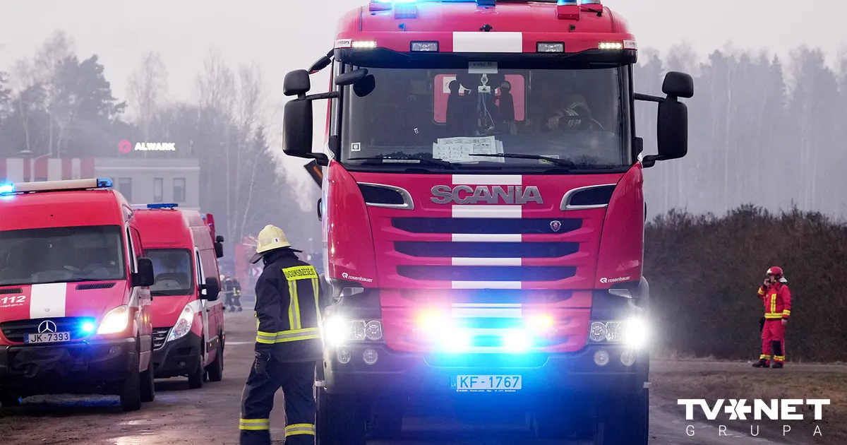 VIDEO ⟩ Liesmas sniedzās līdz pat jumta daļai. Purvciemā ugunsgrēkā iet bojā ģimenes suns
