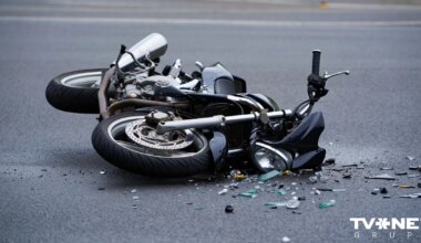 Tukuma novadā iedzēruša motociklista izraisītā avārijā iet bojā bērns