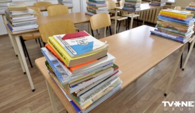 Trešdaļai skolu ir būtiskas grūtības pārejā uz mācībām tikai latviešu valodā. Vēstures skolotājs ar skaļu paziņojumu pamet darbu