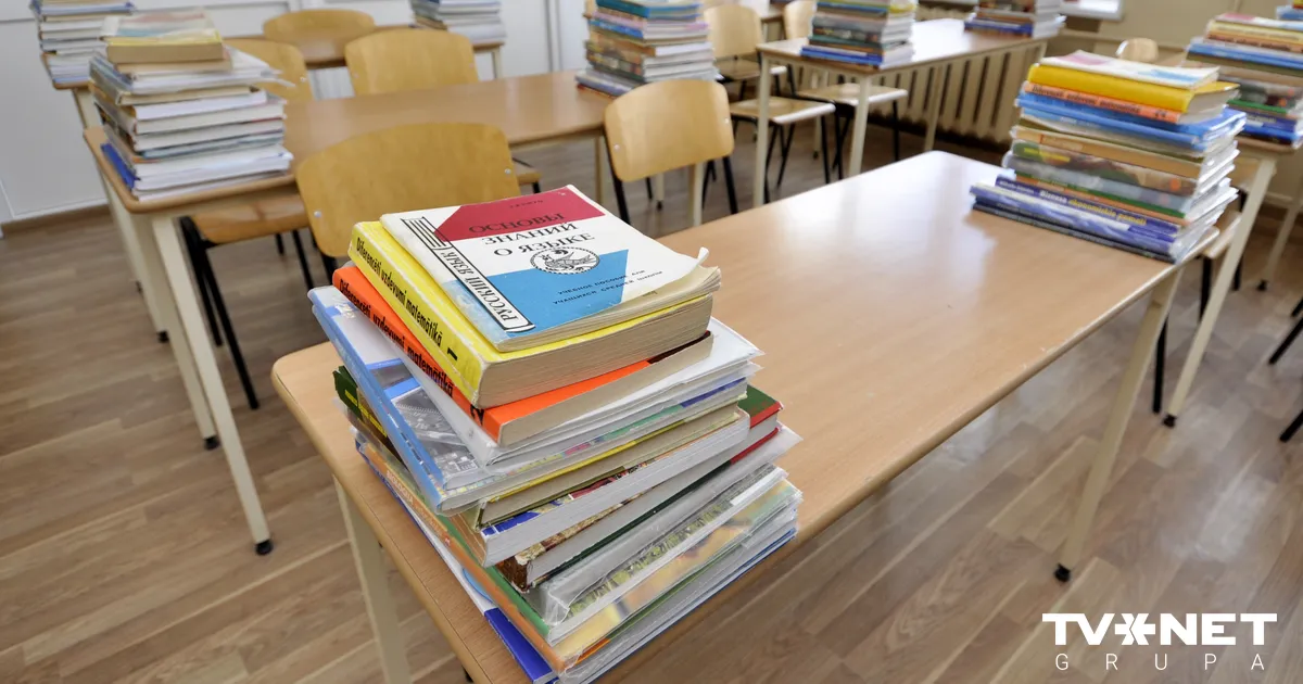 Trešdaļai skolu ir būtiskas grūtības pārejā uz mācībām tikai latviešu valodā. Vēstures skolotājs ar skaļu paziņojumu pamet darbu