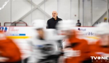"Flyers" galvenais treneris komentējis Ābola izredzes iekļauties NHL komandā