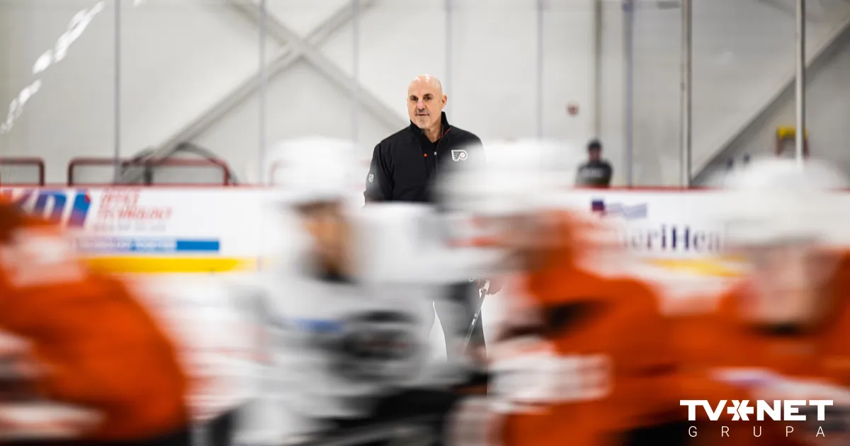 "Flyers" galvenais treneris komentējis Ābola izredzes iekļauties NHL komandā