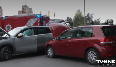VIDEO ⟩ "Netīšām..." Neuzmanīga šofere izraisa trīs spēkratu sadursmi Purvciemā