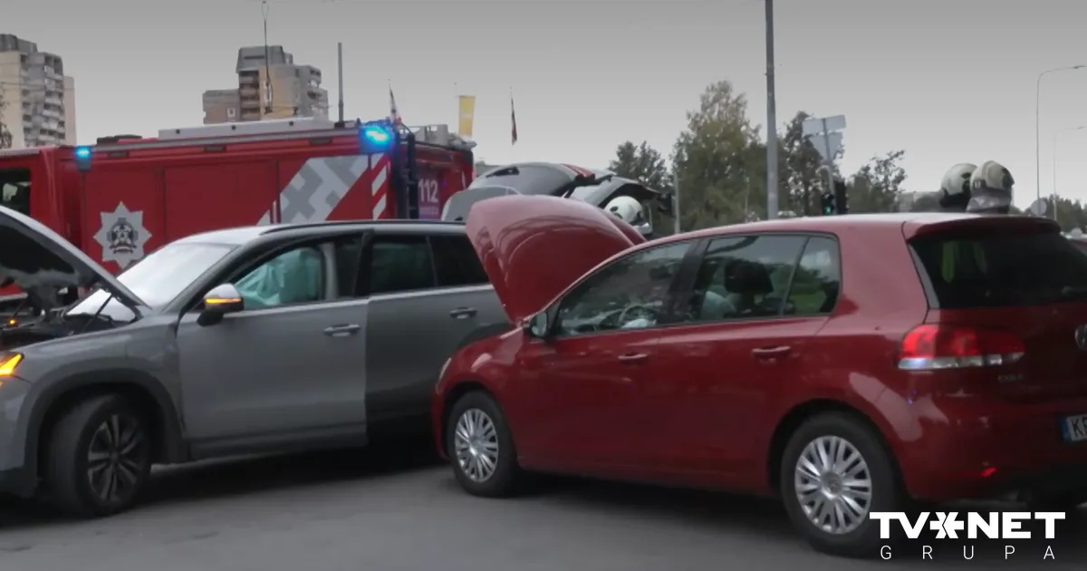 VIDEO ⟩ "Netīšām..." Neuzmanīga šofere izraisa trīs spēkratu sadursmi Purvciemā