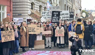 FOTO ⟩ Pie Saeimas notiek protests pret Latvijas izstāšanos no Stambulas konvencijas