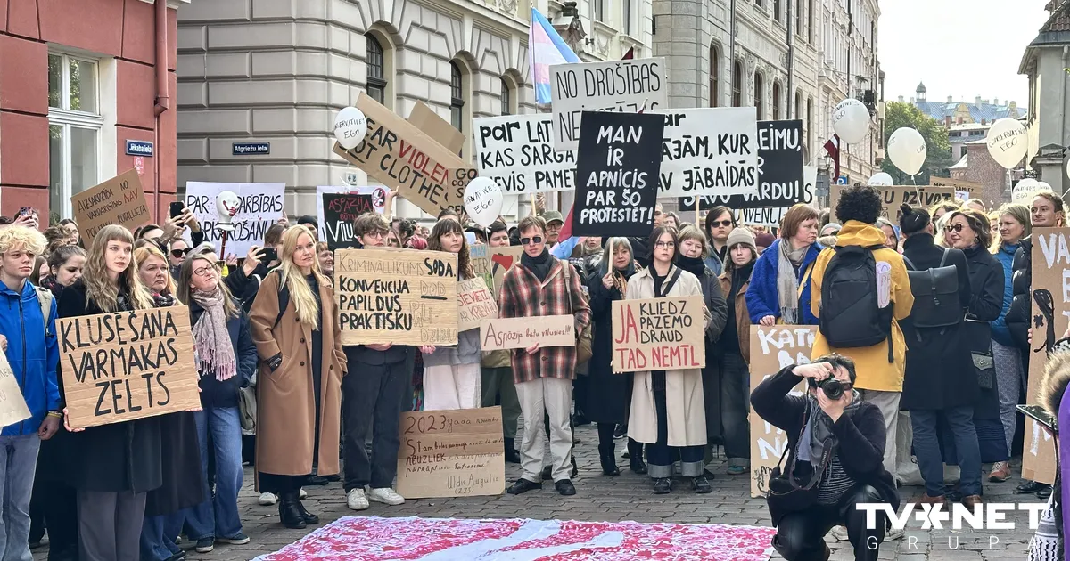 FOTO ⟩ Pie Saeimas notiek protests pret Latvijas izstāšanos no Stambulas konvencijas