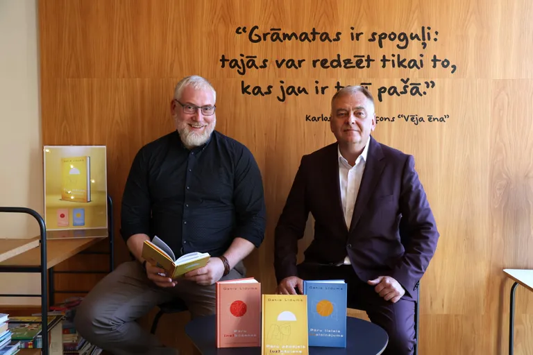 Gatis Līdums kopā ar filozofu Ventu Sīli grāmatas atvēršanas svētkos.
