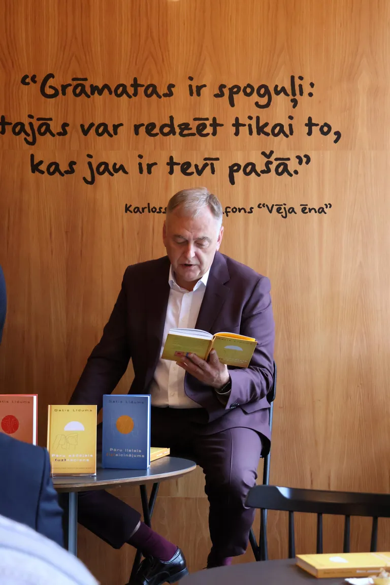 Autors lasa fragmentus no jaunizdotās grāmatas.