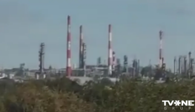 VIDEO ⟩ Ukraiņu droni izraisa ugunsgrēku Orskas naftas pārstrādes rūpnīcā