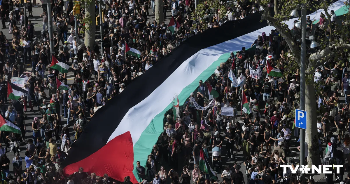 FOTO ⟩ Barselonā desmitiem tūkstoši cilvēku protestē pret Izraēlas karu Gazas joslā