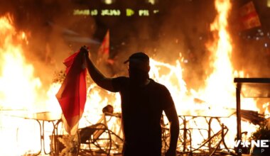 VIDEO ⟩ Tbilisi notiek plaši protesti; policija pielieto asaru gāzi