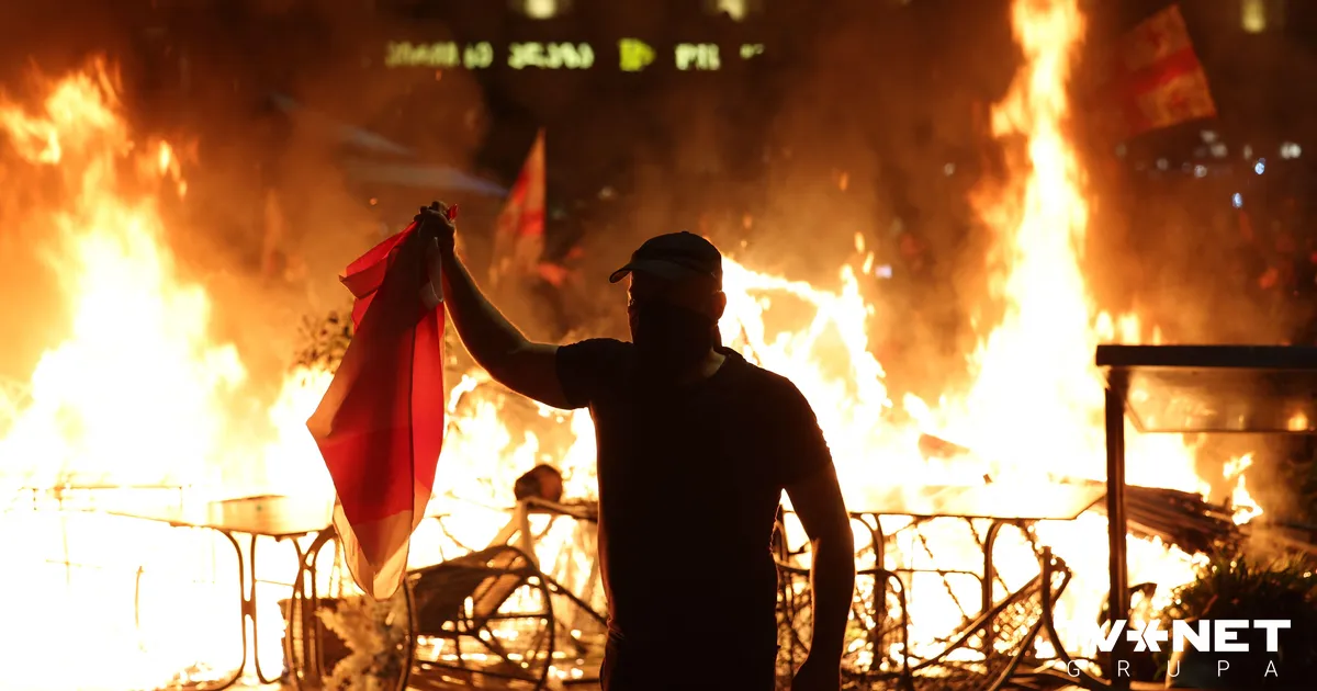VIDEO ⟩ Tbilisi notiek plaši protesti; policija pielieto asaru gāzi