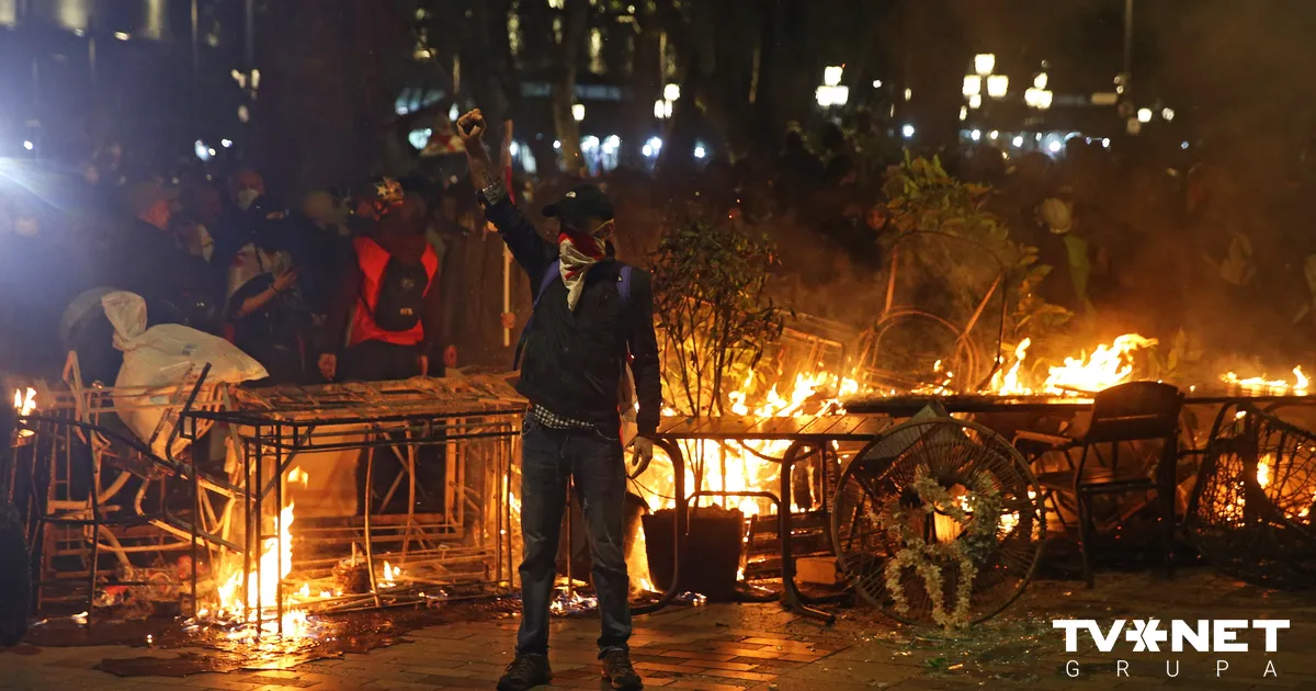 Gruzijā notiek plaši protesti, policija pielieto asaru gāzi un ūdens lielgabalus