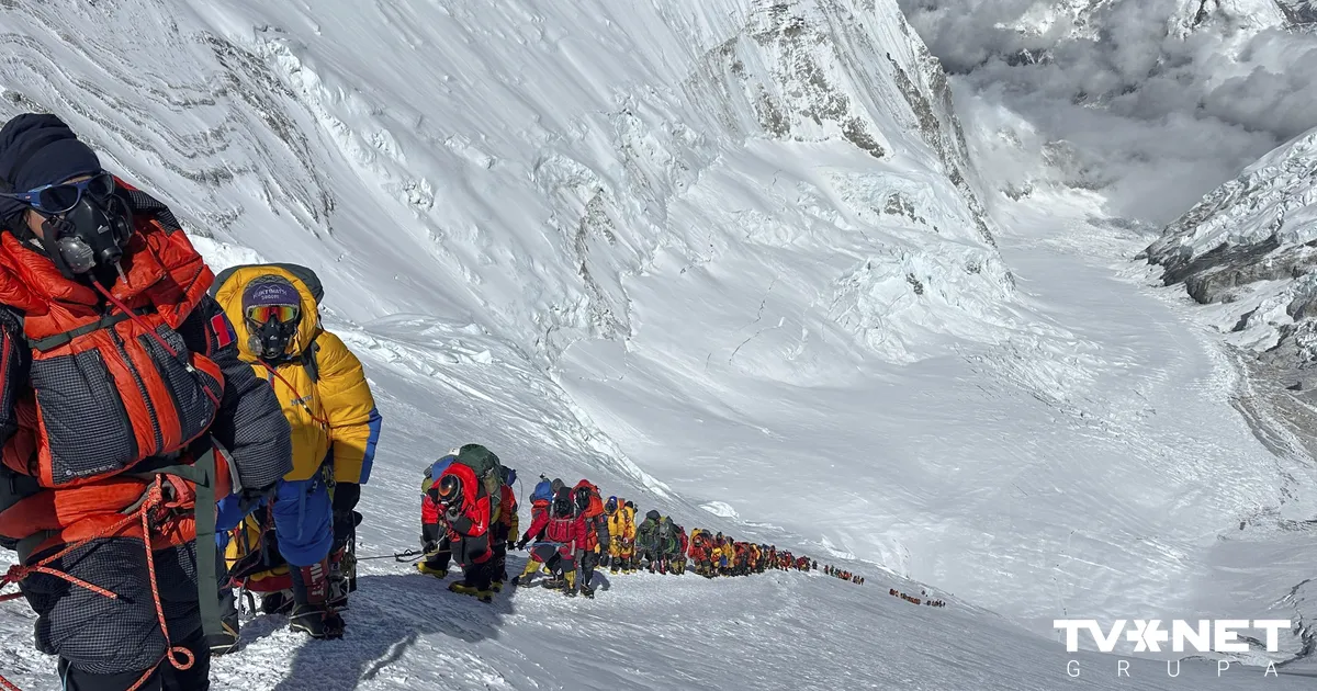 Sniega vētra Everestā nošķīrusi no ārpasaules simtiem cilvēku