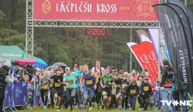 Mežaparkā aizvadīts patriotiskais taku šķēršļu skrējiens “Lāčplēšu kross”
