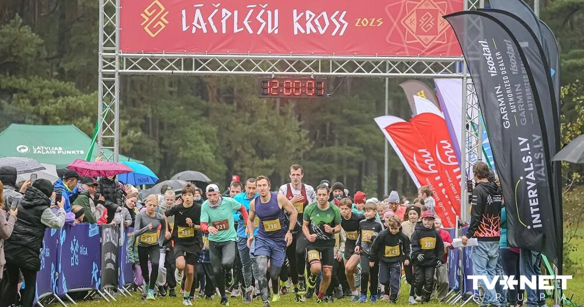 Mežaparkā aizvadīts patriotiskais taku šķēršļu skrējiens “Lāčplēšu kross”