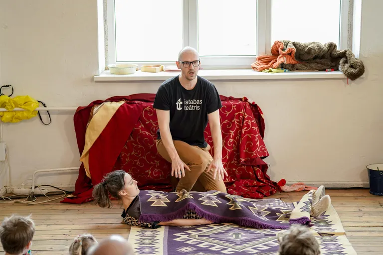 Jānis Znotiņš un Ance Zvejniece izrādē "Kaka un pavasaris".