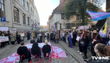 FOTO UN VIDEO ⟩ Pie Saeimas atkal notiek protests pret izstāšanos no Stambulas konvencijas